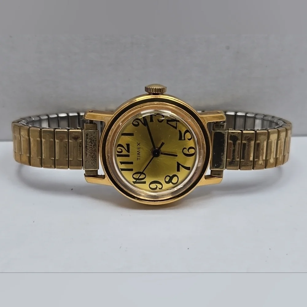 Womens Vintage Timex Petite Watch 25mm Gold Tone Retro Dial Manual Wind Runs